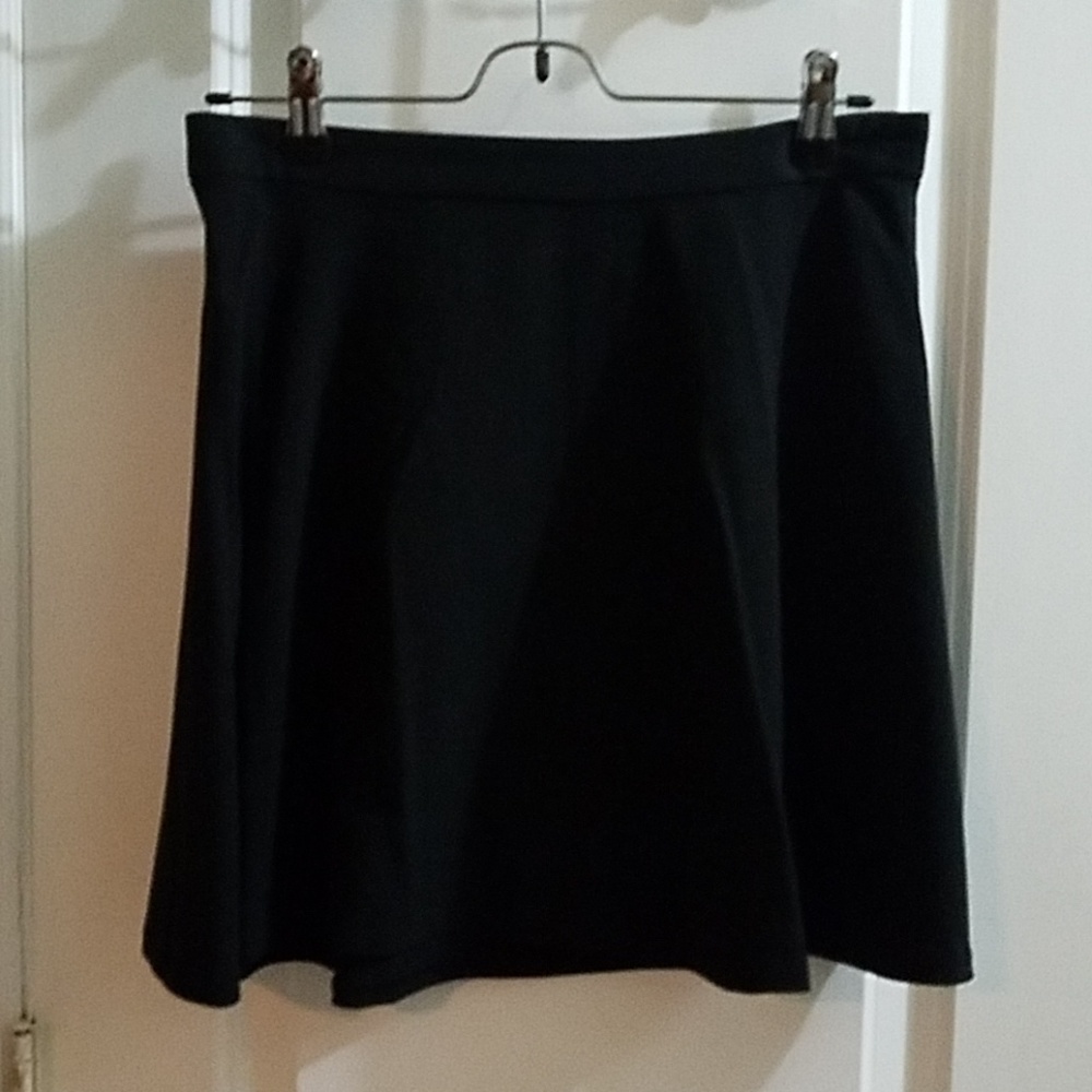 Forever 21 short skirt black sz Med zips in back